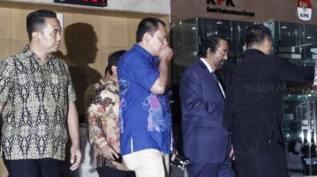 Ketua Umum Partai Nasdem, Surya Paloh, mendatangi Gedung KPK di Jakarta, Jumat (23/10/2015) malam, terkait kasus dugaan suap pengamanan kasus Dana Bansos Sumut. [Suara.com/Kurniawan Mas'ud]