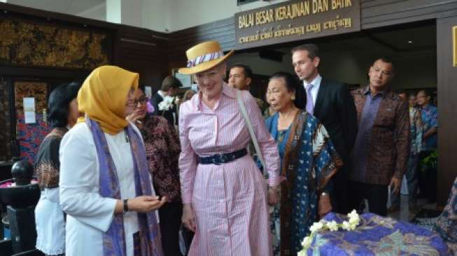 Ratu Denmark Margrethe II saat mengunjungi Balai Besar Kerajinan dan Batik (BBKB) YOgyakarta. (ANTARA)