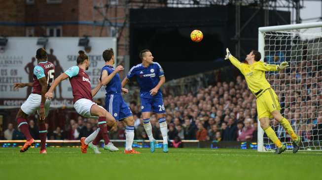 Andy Carroll mencetak gol kemenangan West Ham 2-1 atas Chelsea. Reuters / Tony O'Brien Livepic