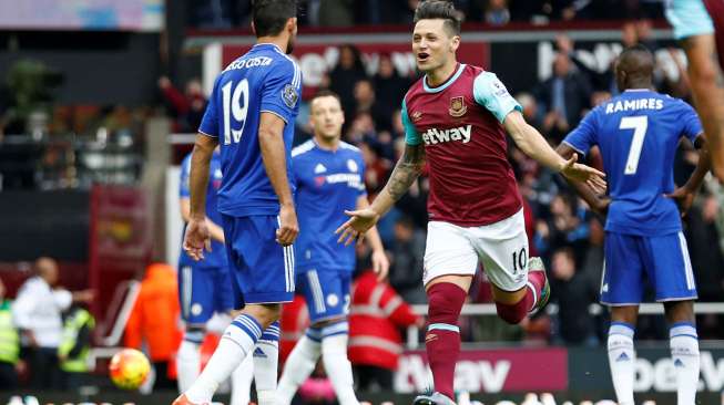 Pemain West Ham United Mauro Zarate merayakan golnya ke gawang Chelsea. Reuters / Eddie Keogh Livepic