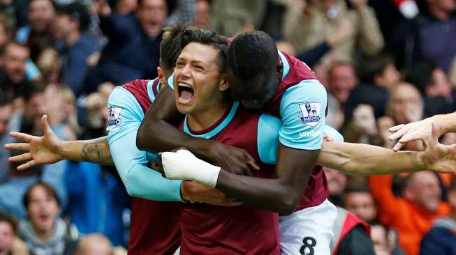 Pemain West Ham Mauro Zarate merayakan golnya ke gawang Chelsea bersama rekan setimnya. Reuters / Eddie Keogh Livepic