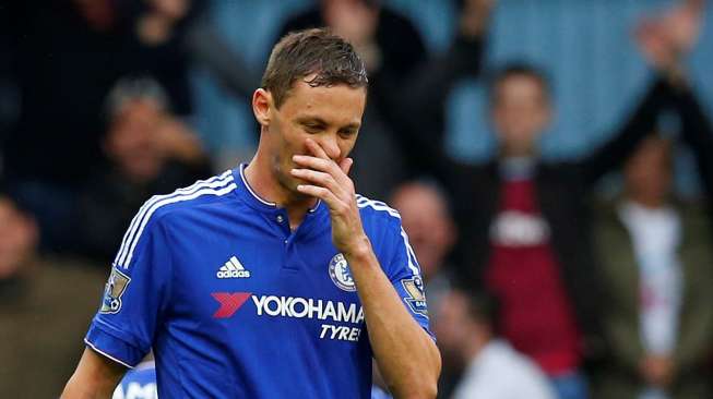 Pemain Chelsea Nemanja Matic berjalan keluar lapangan setelah mendapatkan kartu merah. Reuters / Eddie Keogh Livepic