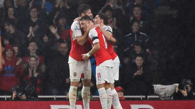 Pemain Arsenal Olivier Giroud merayakan golnya ke gawang Everton bersama rekan setimnya. Reuters / Dylan Martinez Livepic