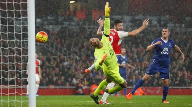 Pemain Arsenal Olivier Giroud mencetak gol ke gawang Everton. Reuters / John Sibley Livepic