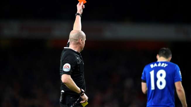 Pemain Everton Gareth Barry dikartu merah oleh wasit Lee Mason. Reuters / Dylan Martinez Livepic