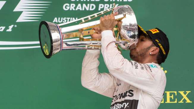 Lewis Hamilton, pebalap dari tim Mercedes, merebut gelar juara dunia Formula Satu musim ini usai menjadi yang tercepat dalam seri balapan Grand Prix di Sirkuit The Americas, Austin, Texas, Amerika Serikat, (25/10).[Reuters]