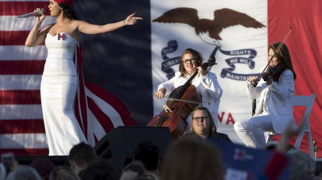 Penyanyi Amerika Serikat Katy Perry bernyanyi dalam sebuah kampanye yang digelar kandidat presiden AS dari Partai Demokrat, Hillary Clinton di Des Moines, Iowa, (24/10). [Reuters]