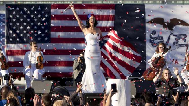 Penyanyi Amerika Serikat Katy Perry bernyanyi dalam sebuah kampanye yang digelar kandidat presiden AS dari Partai Demokrat, Hillary Clinton di Des Moines, Iowa, (24/10). [Reuters]