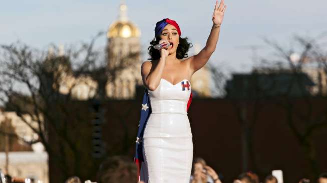 Penyanyi Amerika Serikat Katy Perry bernyanyi dalam sebuah kampanye yang digelar kandidat presiden AS dari Partai Demokrat, Hillary Clinton di Des Moines, Iowa, (24/10). [Reuters]