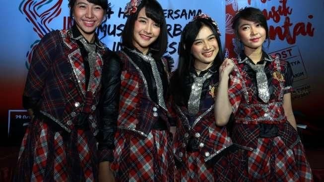 Tampil di Pantai, Personel JKT48 Tak Takut Hitam