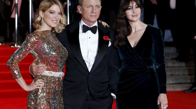 Pemeran film agen rahasia Inggris James Bond 007 pada pemutaran perdana film Spectre di Royal Albert Hall, London, Inggris, Senin (26/10/2015). Hadir pula Pangeran William, Duchess of Cambridge, dan Pangeran Harry. [Reuters]