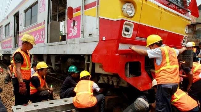 Untuk sementara, jalur kereta dari Bekasi menuju Kota dialihkan via Stasiun Pasar Senen-Kampung Bandan-Jakarta Kota.