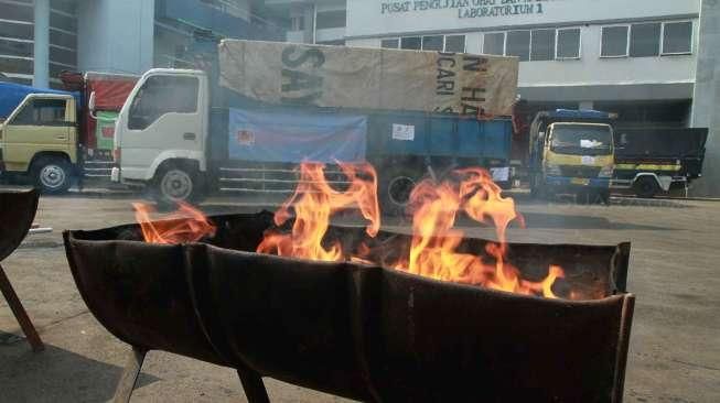 Dua Truk Makanan dan Obat Ilegal di Batam Dimusnahkan