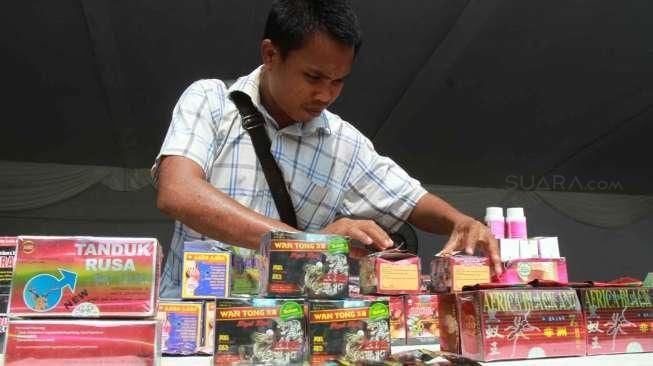 Musnahkan Obat dan Komestik Ilegal