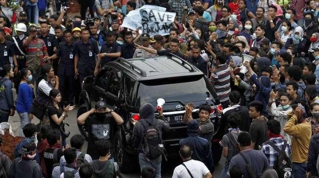 Mahasiswa YAI Demo Tutup Jalan