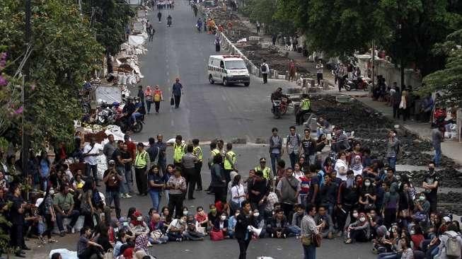 Mahasiswa YAI Demo Tutup Jalan