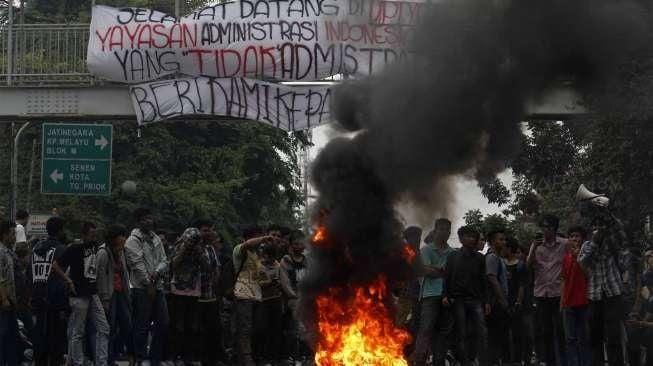 Mahasiswa YAI Demo Tutup Jalan