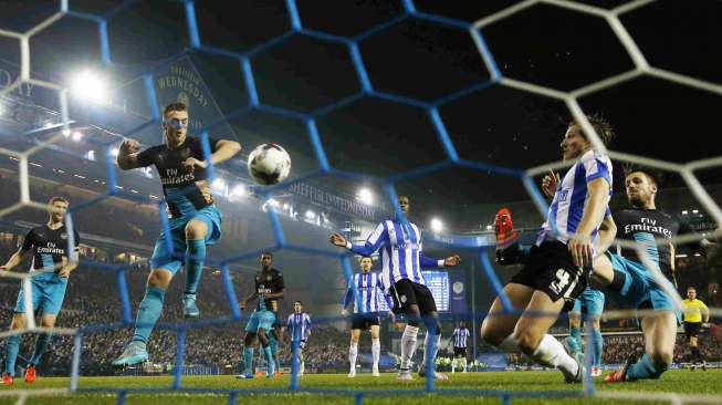 Pemain Sheffield Wednesday Sam Huchinson menjebol gawang Arsenal (28/10) [Reuters/Lee Smith]