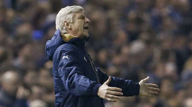 Manajer Arsenal Arsene Wenger terlihat kecewa saat gawang The Gunners jebol (28/10) [Reuters/Lee Smith]