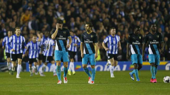 Pemain Arsenal terlihat kecewa usai dikalahkan Sheffield Wednesday (28/10)[Reuters/Jason Cairnduff]