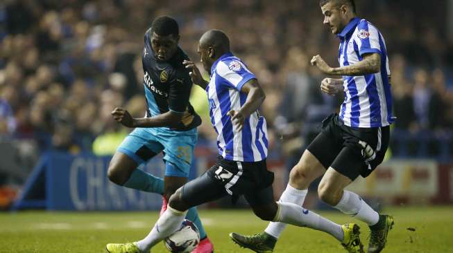 Pemain Arsenal berebut bola dengan pemain Sheffield (28/10) [Reuters/Lee Smith]