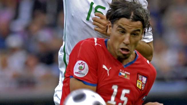 Baros, Striker Liverpool yang Bikin Trofi Liga Champions Penyok