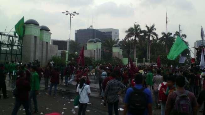 Demo Depan DPR Dibubarkan Paksa, 9 Mahasiswa Ditangkap