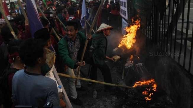 Suasana unjuk rasa mahasiswa yang tergabung dalam Aliansi Tolak Mandat di depan Gedung DPR RI, Jakarta, Rabu (28/10/2015), yang akhirnya berujung ricuh. [Suara.com/Kurniawan Mas'ud]