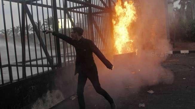 Suasana unjuk rasa mahasiswa yang tergabung dalam Aliansi Tolak Mandat di depan Gedung DPR RI, Jakarta, Rabu (28/10/2015), yang akhirnya berujung ricuh. [Suara.com/Kurniawan Mas'ud]