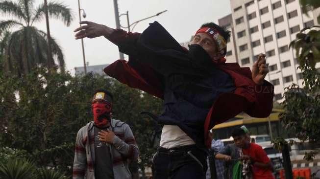 Suasana unjuk rasa mahasiswa yang tergabung dalam Aliansi Tolak Mandat di depan Gedung DPR RI, Jakarta, Rabu (28/10/2015), yang akhirnya berujung ricuh. [Suara.com/Kurniawan Mas'ud]