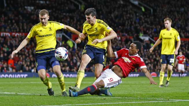Pemain MU Anthony Martial berebut bola dengan dua pemain Middlesbrough (29/10) [Reuters/Darren Staples]