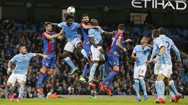 Pemain Manchester City berebut bola dengan pemain Crystal Palace (29/10) [Reuters/Andrew Yates]