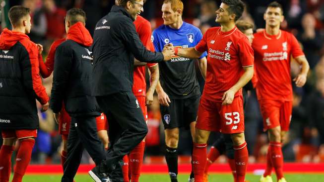 Manajer Liverpool Juergen Klopp memberikan selamat kepada Joao Carlos Teixeira usai laga. Reuters / Eddie Keogh Livepic