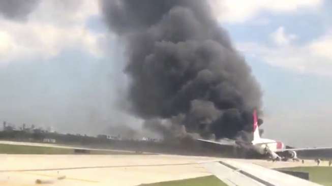 Pesawat Terbakar Saat Akan Lepas Landas di Bandara Florida