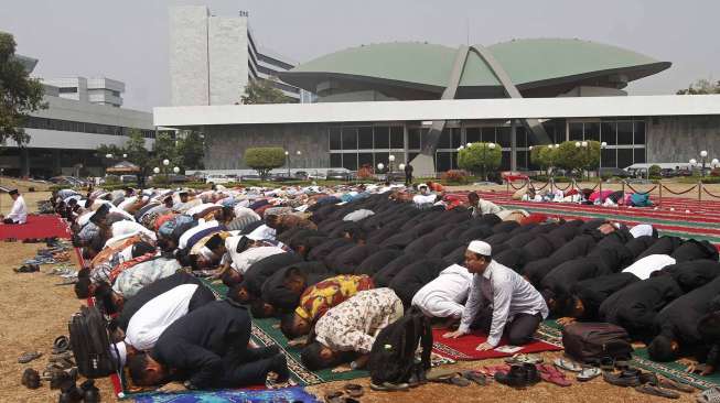 Tragedi Asap, Anggota DPR Salat Jamaah Minta Tuhan Beri Hujan