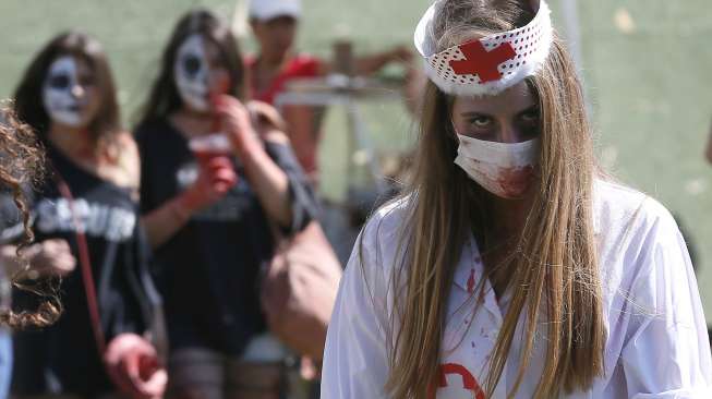 Seorang perempuan berdandan bak Zombie dalam acara perayaan Halloween di Vina del Mar, Chile. [Reuters/Rodrigo Garrido]