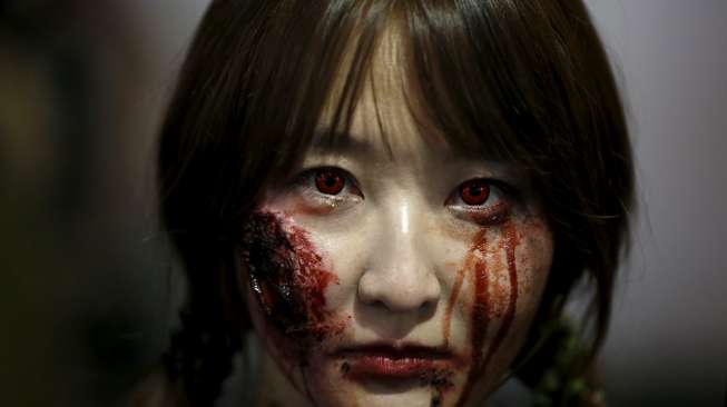 Seorang perempuan peserta perayaan Halloween di Seoul, Korea Selatan. [Reuters/Kim Hong-ji]