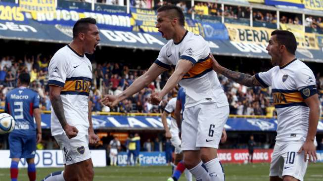 Striker Boca Juniors Carlos Tevez merayakan gol yang dicetak oleh Luciano Monzon (kiri) ke gawang Tigre di Buenos Aires. Reuters/Enrique Marcarian