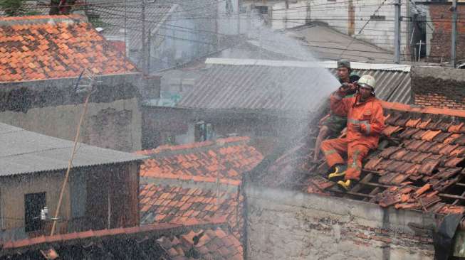 Kebakaran menghanguskan sejumlah rumah warga di Jalan Kramat Pulo Dalam, Jakarta.