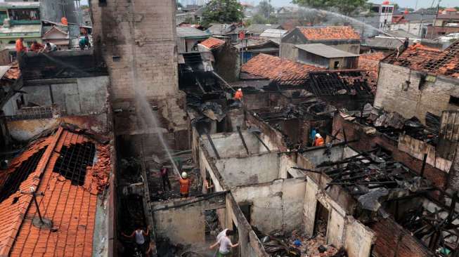 Kebakaran menghanguskan sejumlah rumah warga di Jalan Kramat Pulo Dalam, Jakarta.