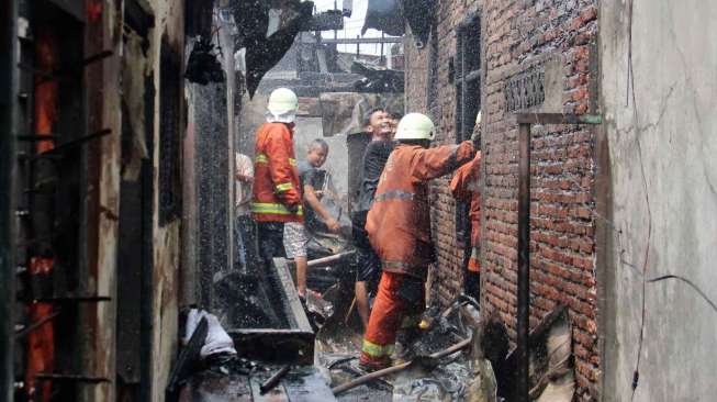 Kebakaran menghanguskan sejumlah rumah warga di Jalan Kramat Pulo Dalam, Jakarta.