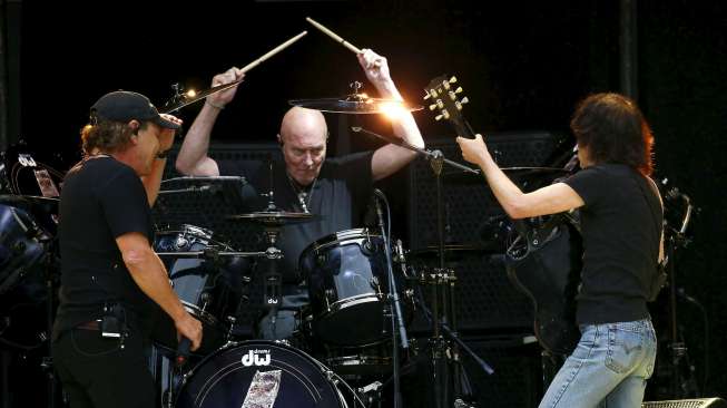 Personel grup rock AC/DC (kiri ke kanan) Brian Johnson, Chris Slade dan Angus Young melakukan latihan menjelang konser di Sydney, Australia. [Reuters/David Gray]