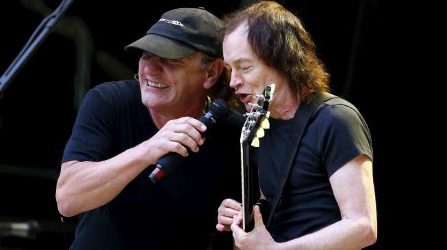 Vokalis grup rock AC/DC Brian Johnson dan gitaris Angus Young dalam sesi latihan menjelang konser di Sydney, Australia. [Reuters/David Gray]