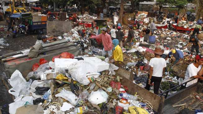 Tumpukan sampah di lokasi Tempat Pembuangan Sampah (TPS) sementara.