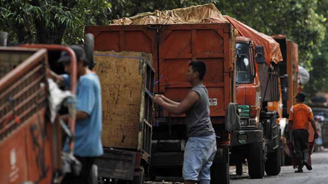 Belasan truk sampah mengantre di lokasi Tempat Pembuangan Sampah (TPS) sementara.