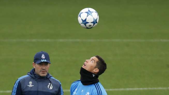 Pemain Madrid Cristiano Ronaldo dalam sesi latihan jelang laga kontra PSG di Santiago Bernabeu (3/11) [Reuters/Susana Vera]