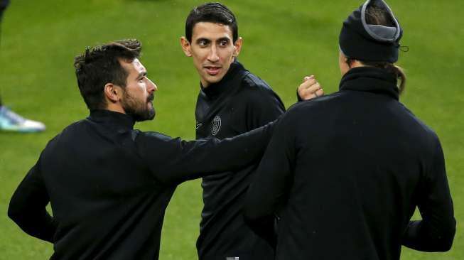 Pemain PSG Angel Di Maria (tengah) berlatih bersama rekan-rekannya di Santiago Bernabeu (3/11) [Reuters/Juan Medina]