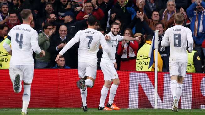 Pemain Real Madrid Nacho merayakan golnya ke gawang PSG bersama rekan setimnya.  Reuters / Juan Medina Livepic