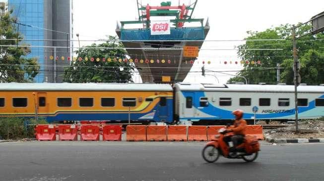 Pengendara Motor Tewas Dihantam Kereta Api di Pasar Minggu