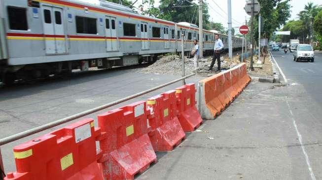 Pintu Kereta Api Patal Senayan Ditutup